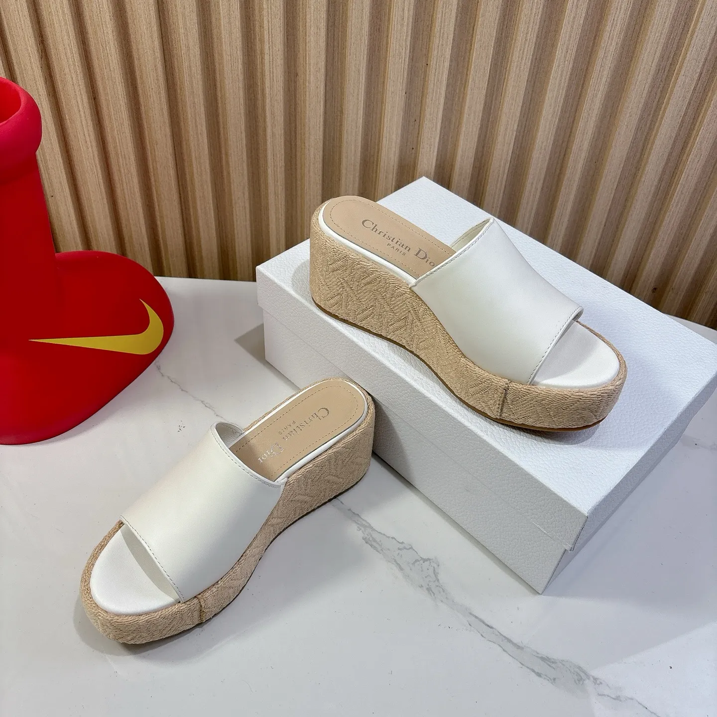 👟👟Ex-factory price 500👟👟 Dior 2025 new spring and summer Attitude women's shoes with color block cross straps wedges CD letter logo hardware buckle thick-soled round toe open-toe sandals Material: imported calfskin upper + water-dyed sheepskin foot lining + original combination outsole Bottom thickness: 6CM Size: 35-41 (40.41 custom-made non-refundable and non-exchangeable)